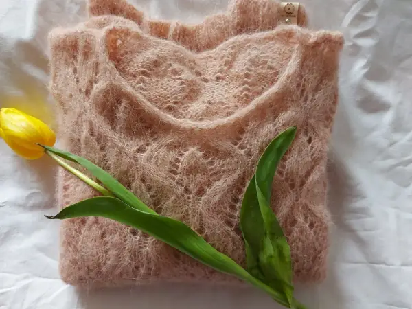 Delikatny, pudrowy sweter z ażurowym wzorem i żółtym tulipanem. Inspiracja, jak przerobić sweter na rozpinany.